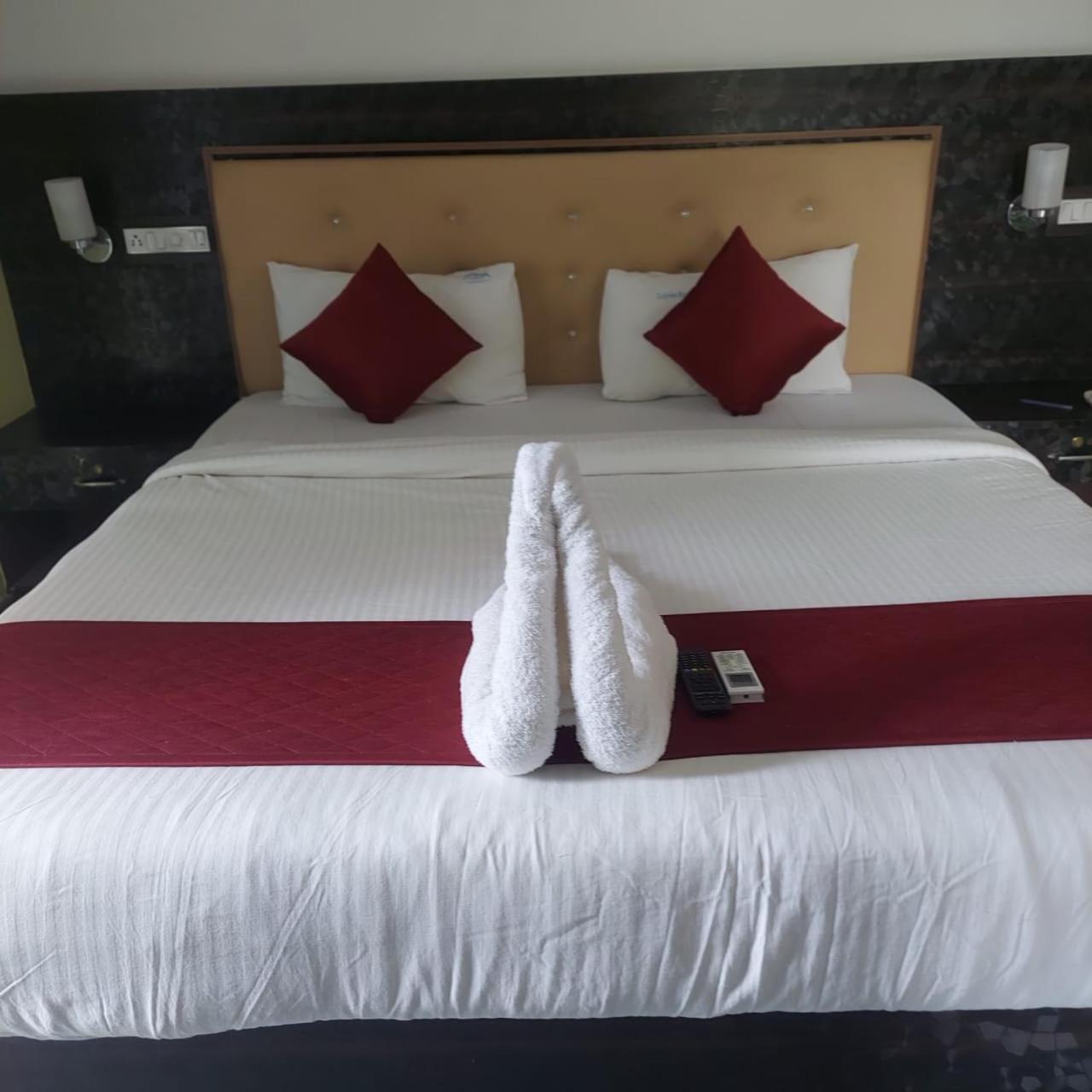Dolphin Resort Yelagiri Extérieur photo